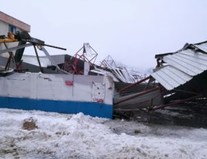 Kar pazaryerinin çatısını çökertti