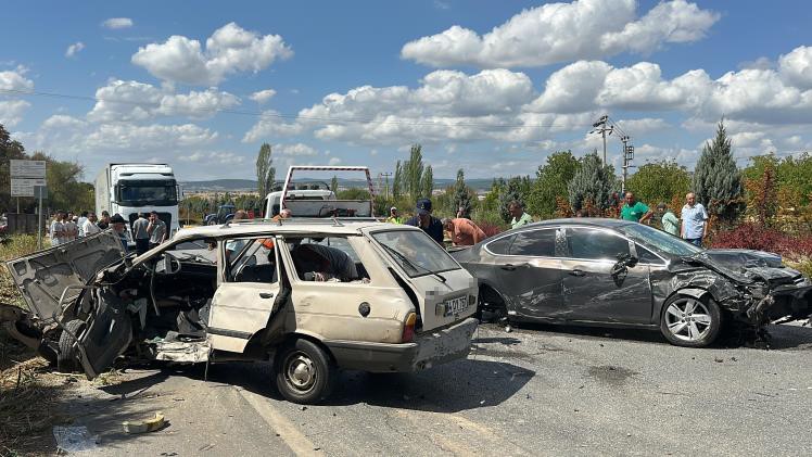 Uşak’ta iki otomobilin çarpışması