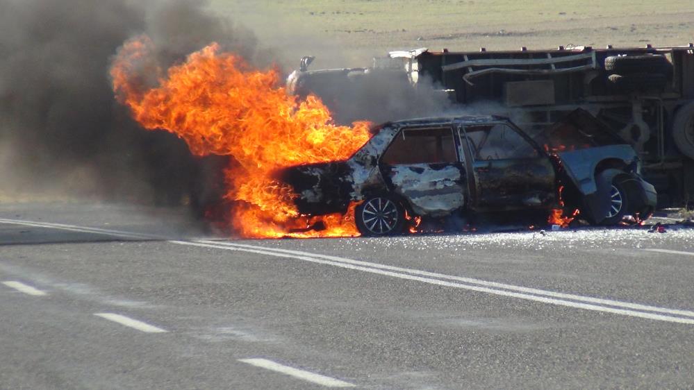 Kars’ta kamyonetle otomobilin çarpıştığı