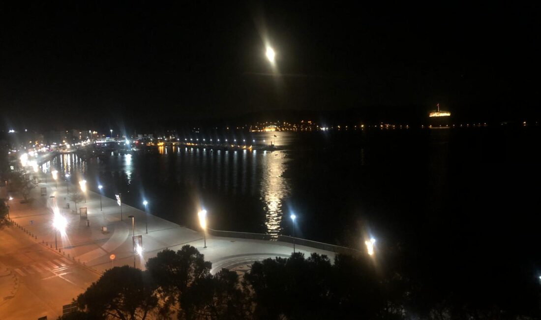 Gece Çanakkale’yi sararken dolunay