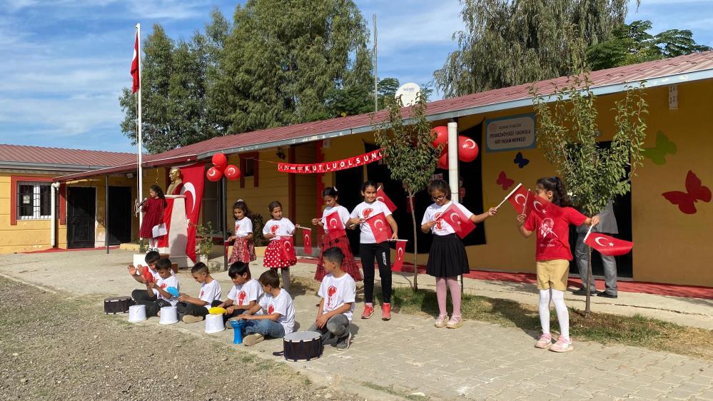 Adana’da köy okulunda okuyan