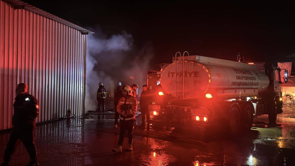 Adana’da tavuk çiftliğinin deposunda