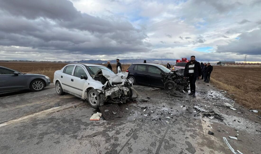 Afyonkarahisar’da iki otomobilin kafa